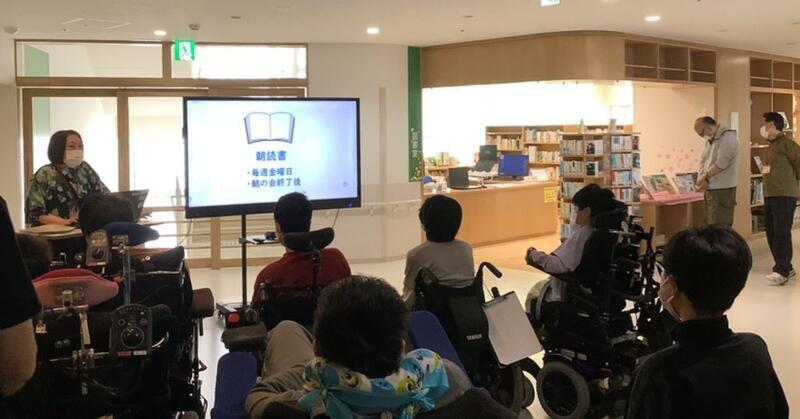 図書室前のホールで説明を聞きます