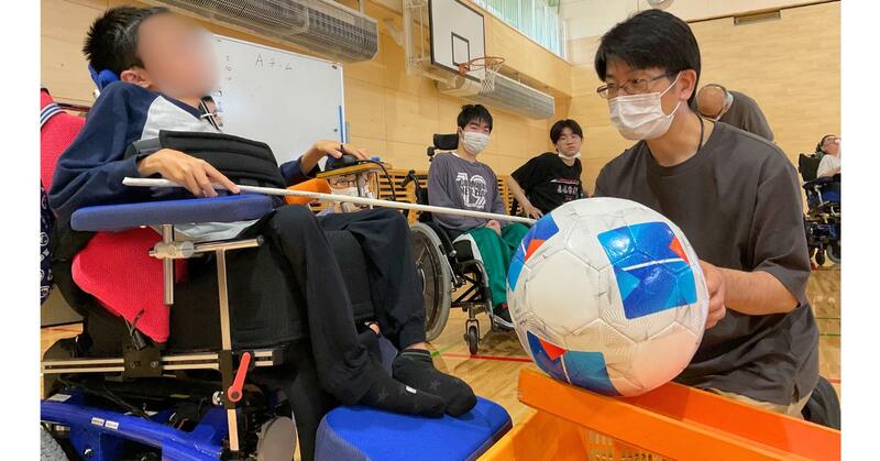全校児童生徒を２チームに分け、ボーリングと動物の鳴き声クイズを組み合わせたユニークなゲームで勝負。ボーリングのピンに見立てたのはペットボトル。シルバーピンとゴールドピンの２種類があり、倒れたピンに貼られた番号に応じて、鳴き声クイズが出題されるしくみです。  スロープを使って、ボールを転がします。